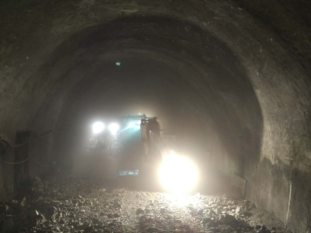 父子山隧道实现全线贯通