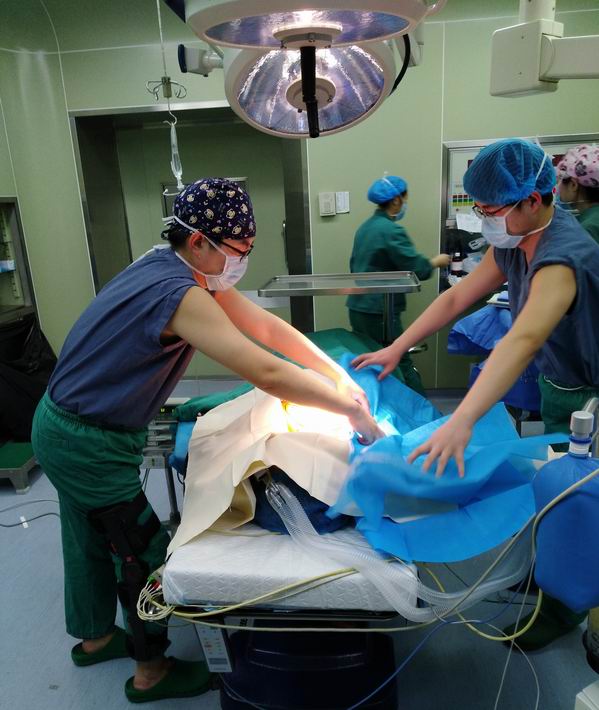 拄拐上手术台只为病人那份信任