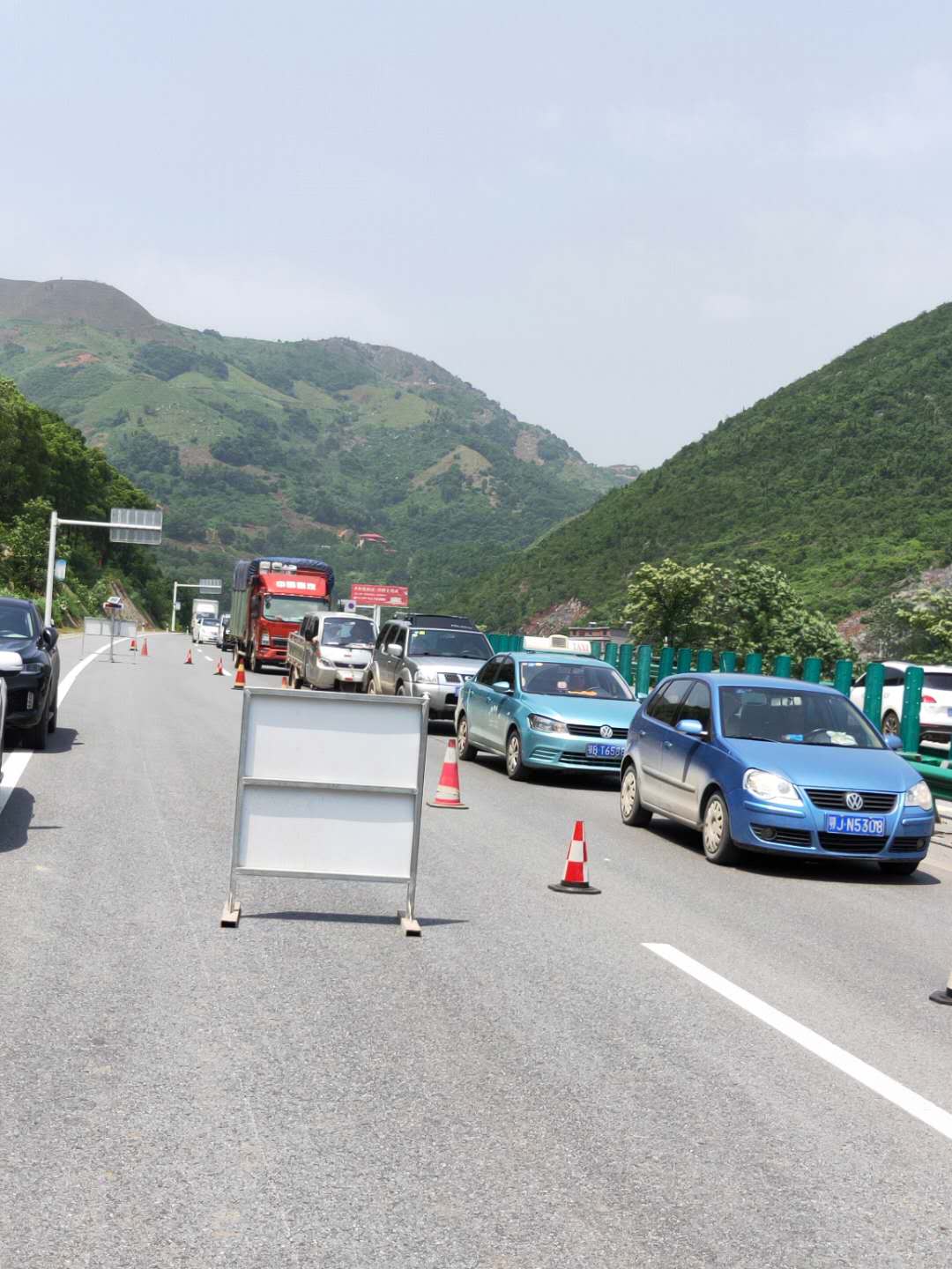 市公路部门及时处置父子山隧道附近险情