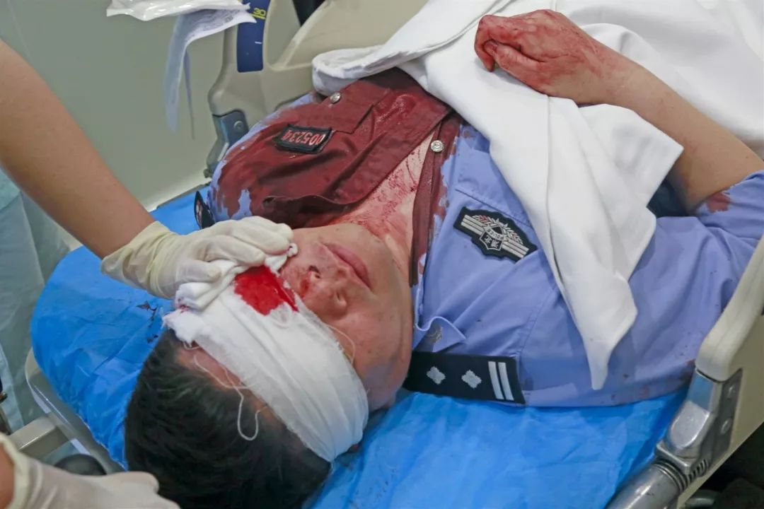 城免得他老人家担心""我受伤这件事先不跟爸说虚弱的他还不忘提醒家人