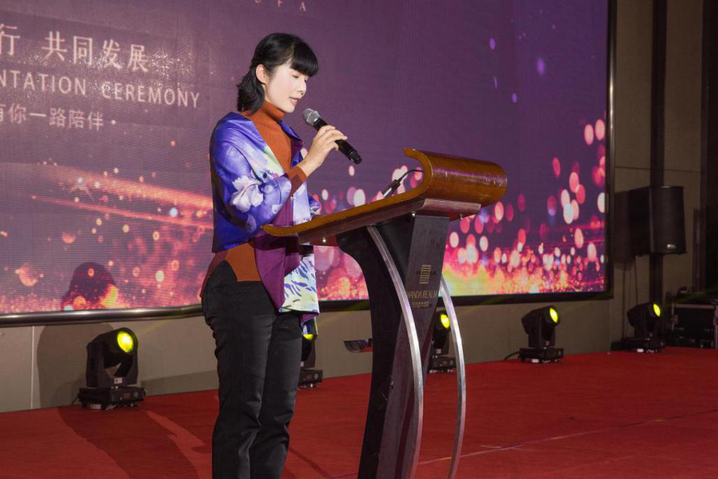 黄石市人大副主任祝红梅作讲话.