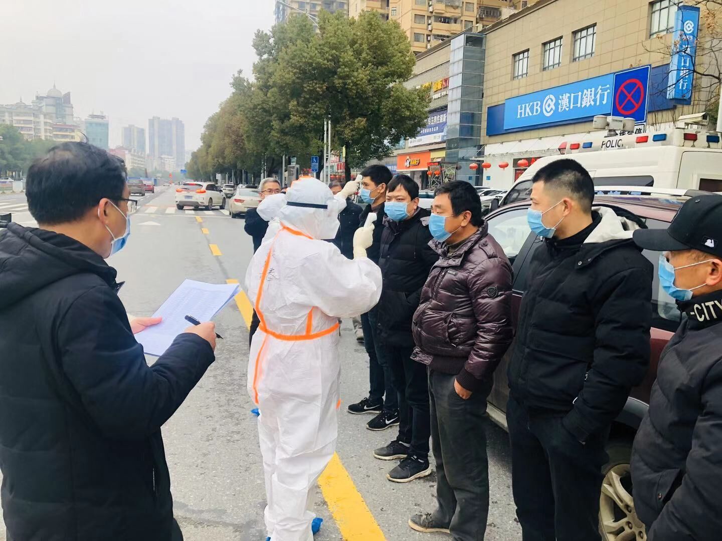 (尹希文)知道啊.(记者)他们是什么态度呢?(尹希文)都支持啊,全力支持.