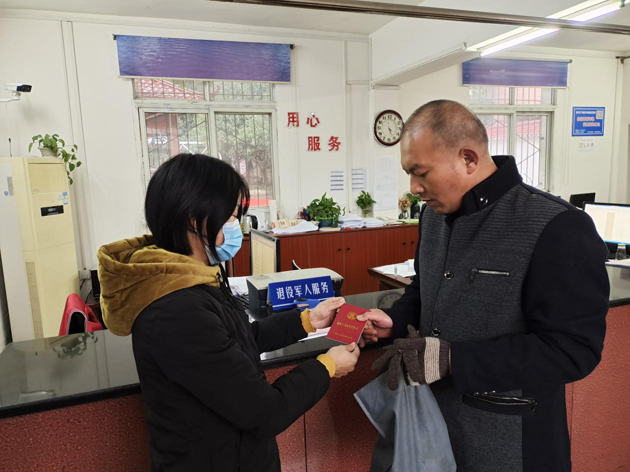 崭新的特困供养证 及时又温暖