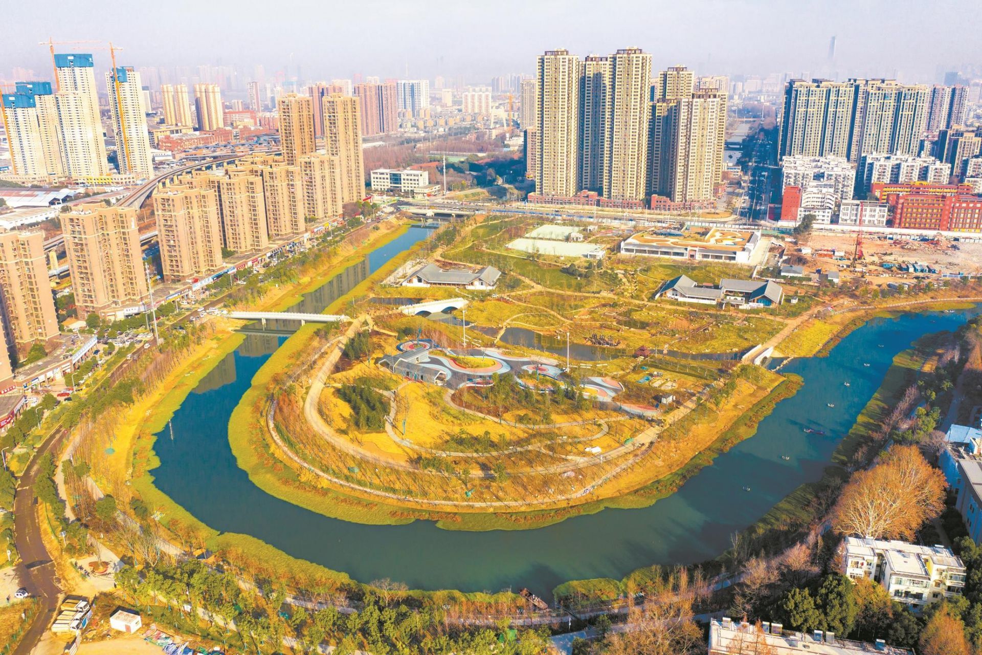 昨日,武昌巡司河中段,一座崭新的活水公园正揭开面纱.
