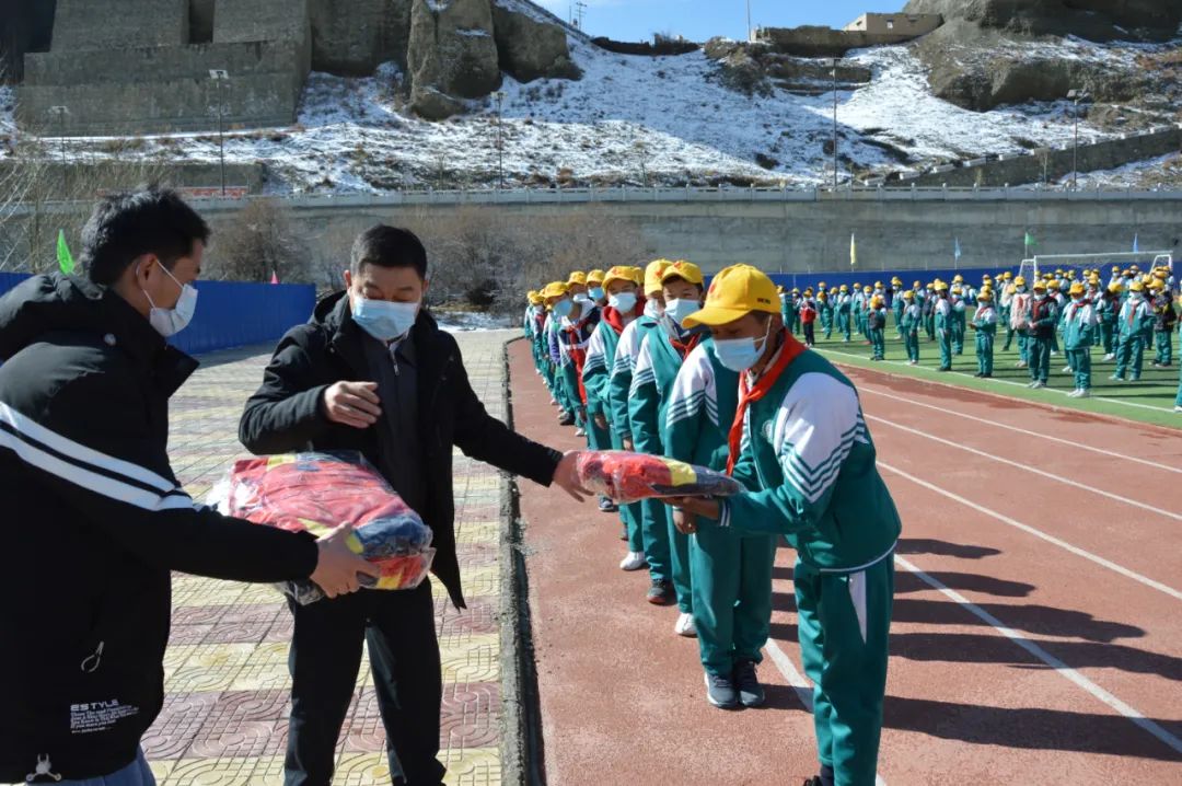 湖北省黄石市爱康医院为曲松镇小学捐赠10万元物资