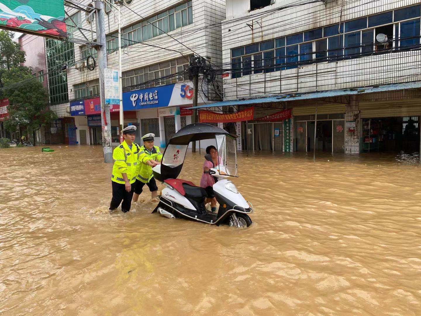 这是今天下午,阳新县龙港镇拍到的画面.