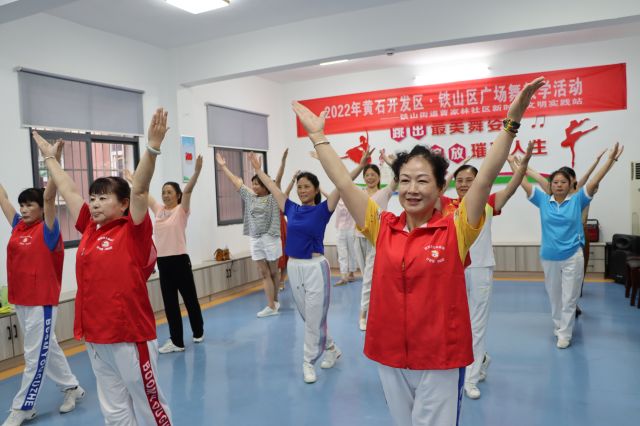 曹家林社区开展广场舞教学志愿服务活动