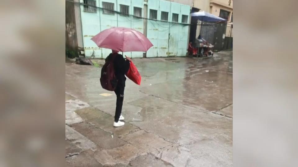 【新闻直通车】为你撑伞 送去温暖