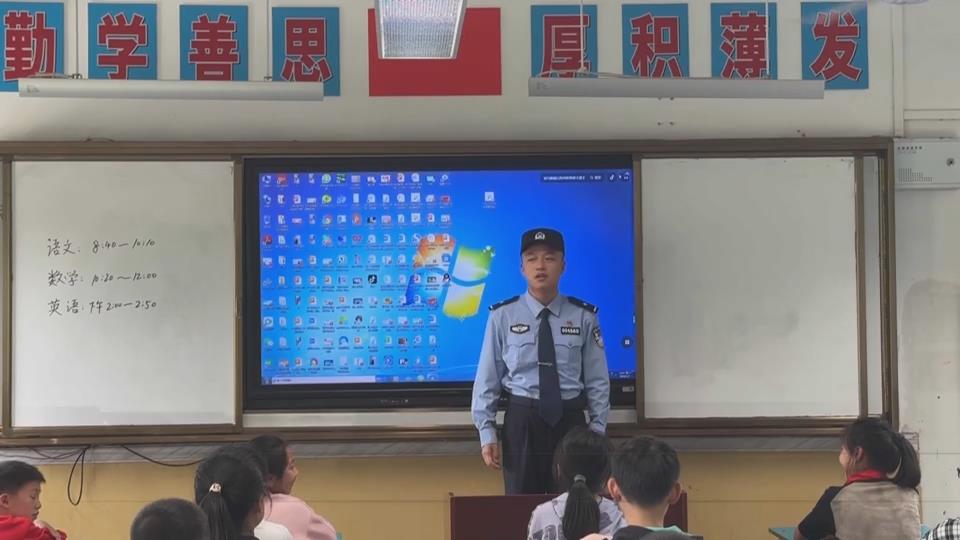 【新闻直通车】警熊+奖状！王雨涵同学，这是给你的奖励！