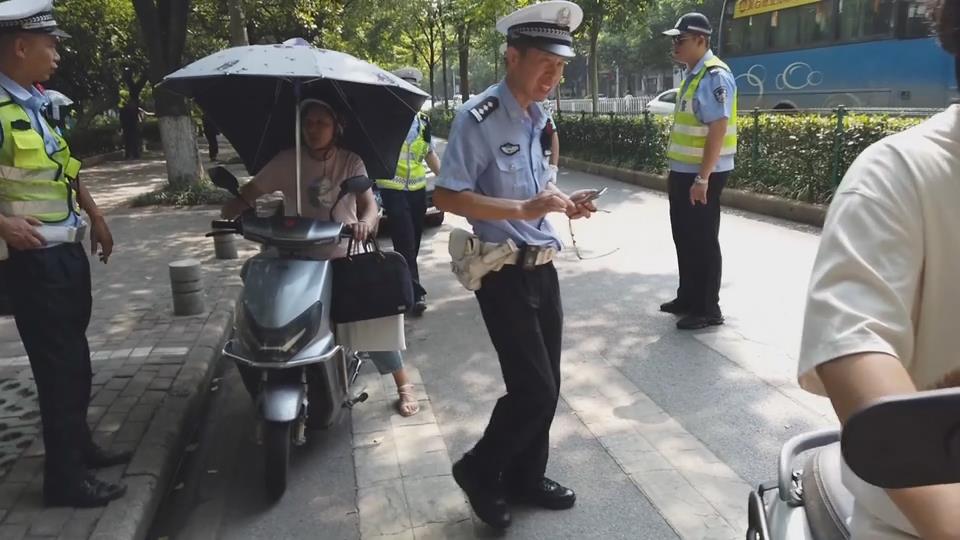 【新聞直通車(chē)】武漢和黃石交警聯(lián)合執(zhí)法 嚴(yán)查交通違法行為