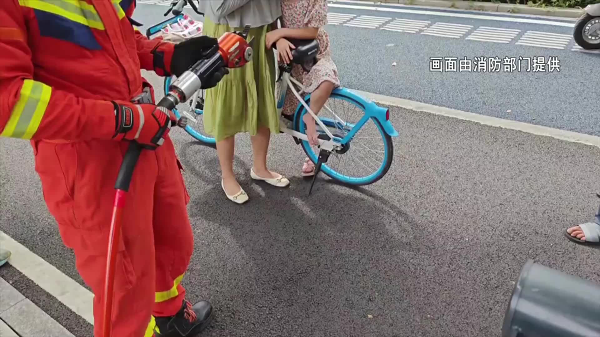 【新闻直通车】女孩脚卡共享单车 消防拆车施救