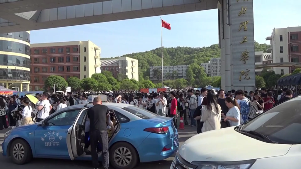 【新闻直通车】考生忘带身份证 交警助其赴考