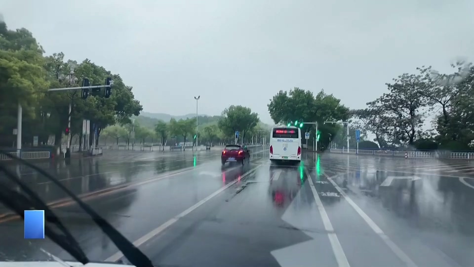 【新闻直通车】暴雨中 城管人一直在路上