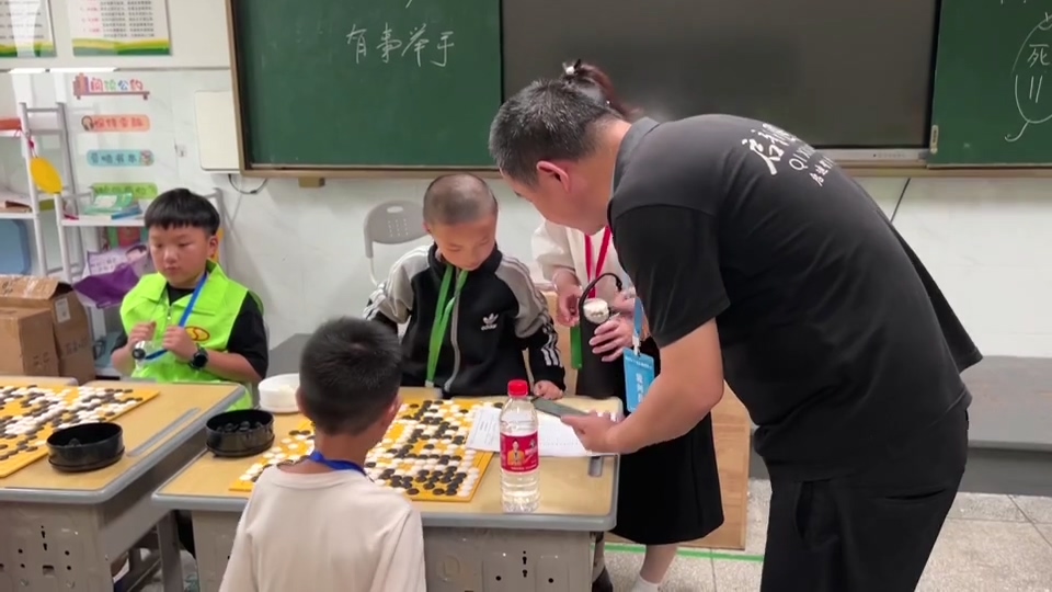 【新闻直通车】“黑白”对弈 240名小棋手乐在“棋”中