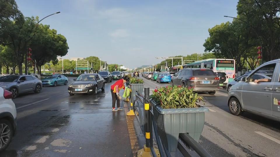 【新聞直通車(chē)】上春山 采春茶 游黃石 | 花箱點(diǎn)綴杭州路 “花樣”浪漫迎五一