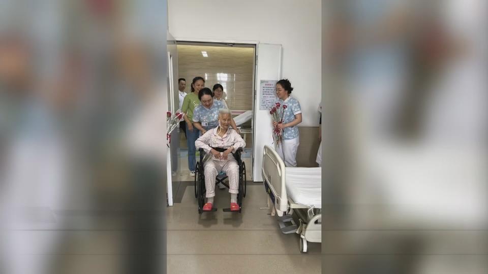 【新闻直通车】暖心！病房里的90岁生日派对
