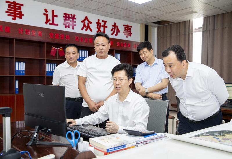 郄英才调研集中整治群众身边不正之风和腐败问题工作