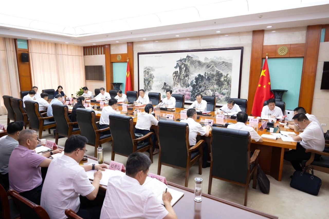 郄英才主持召开黄石市委理论学习中心组学习会议