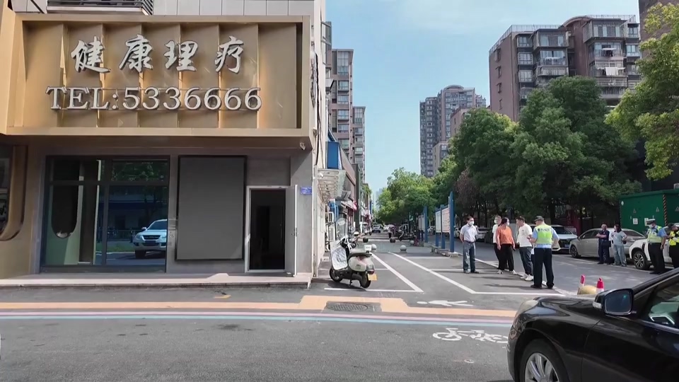 【新聞直通車】文明之光·點石成金 | 商戶圈地劃車位 多部門聯手整治