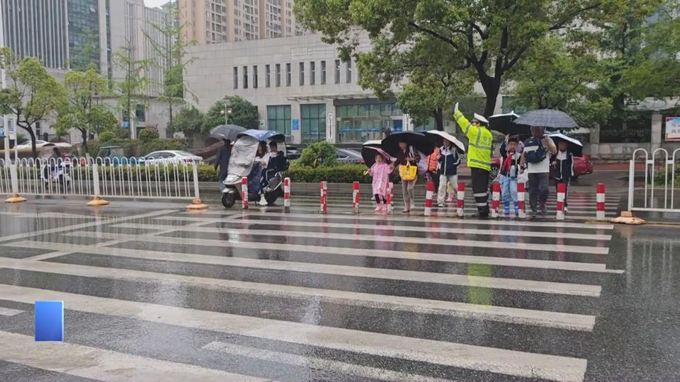 【新闻直通车】风雨中的守护 | 排水人迎战暴风雨 疏堵除险护畅通