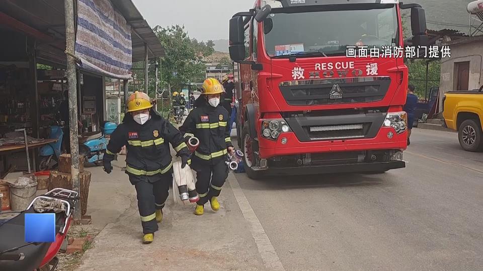 【新闻直通车】30吨双氧水槽罐车侧翻泄漏！ 消防紧急排险