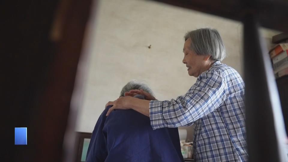 【新闻直通车】我爱你，母亲！| 有妈在就是幸福的！ 七旬孝女照料瘫痪22年百岁母亲