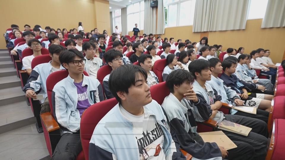 【新闻直通车】育英高中：为 “心” 赋能 助力高三学子轻装上阵
