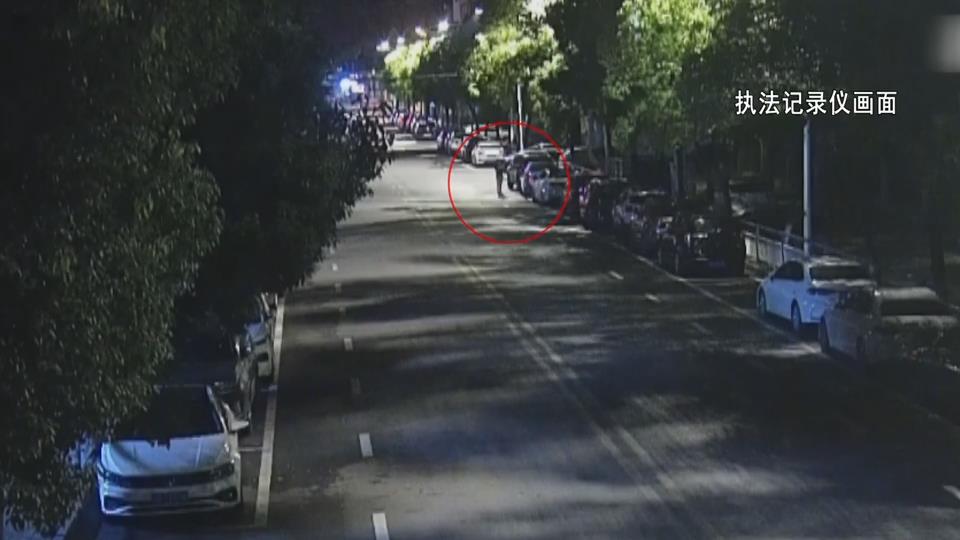 【新闻直通车】不思悔改“重操旧业” 四男子张贴小广告再次被行拘