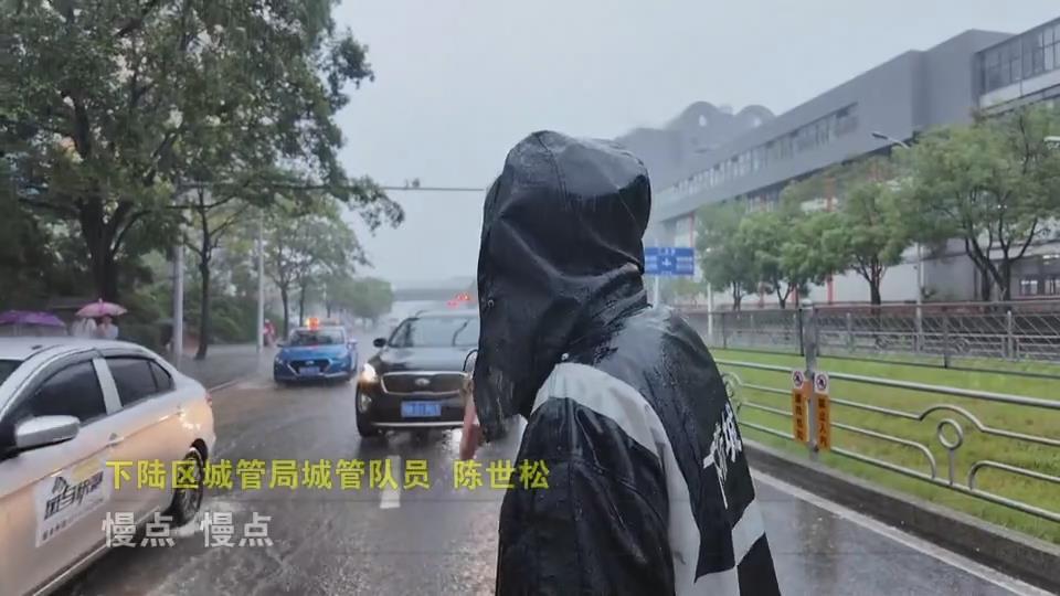 【新闻直通车】清淤排涝 涉水引车 及时警示 风雨中的城管人好给力