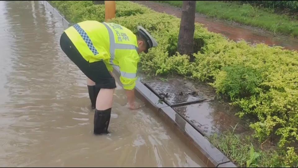 【新闻直通车】道路积水 车辆熄火 交警涉水推车