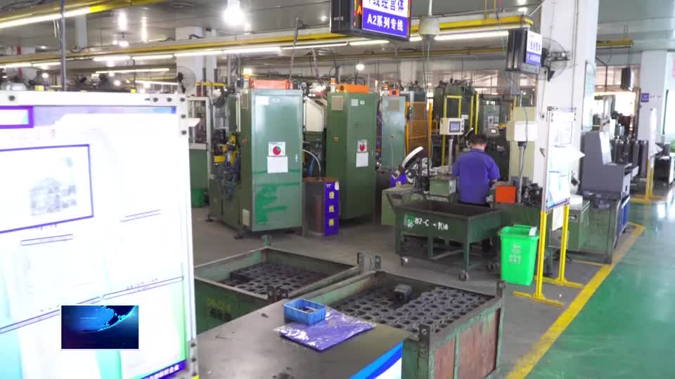 鮮花致禮傳敬意 科技建功展新篇