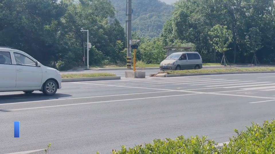 【新聞直通車】小蘭幫忙 | 交警協(xié)調(diào)：為紅綠燈“增高”