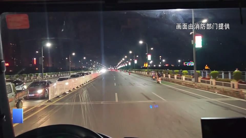 【新聞直通車】商場(chǎng)扶梯“咬”手 消防破拆化險(xiǎn)情