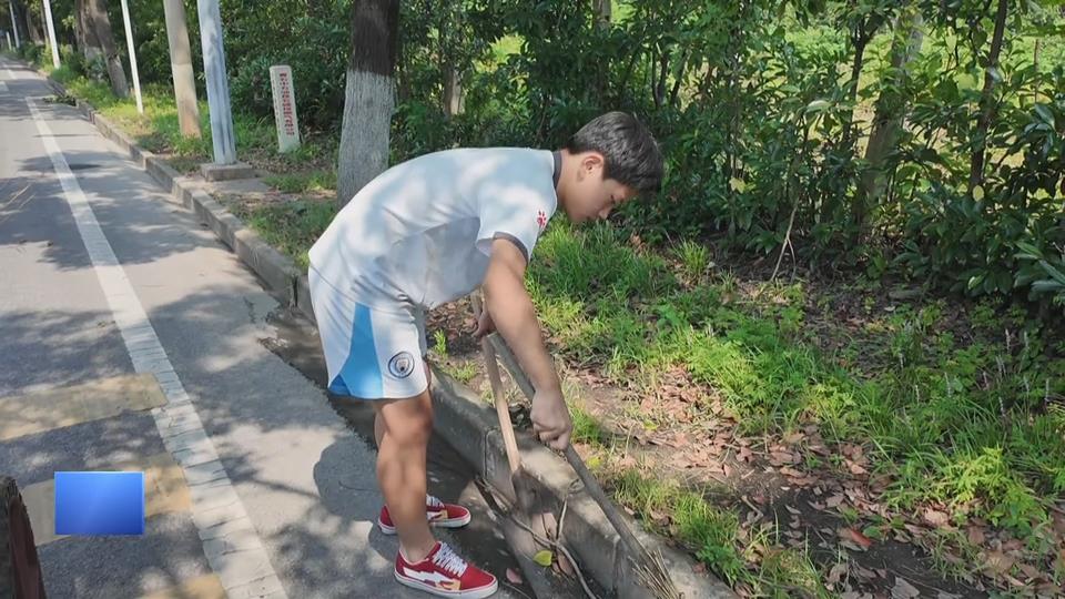 【新闻直通车】暖心又懂事！少年中考后陪环卫妈妈扫街