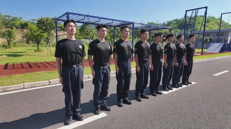 【新闻直通车】致敬每一滴汗水 | 头上38℃炙烤 脚下60℃“铁板烧” 记者体验特警半日训