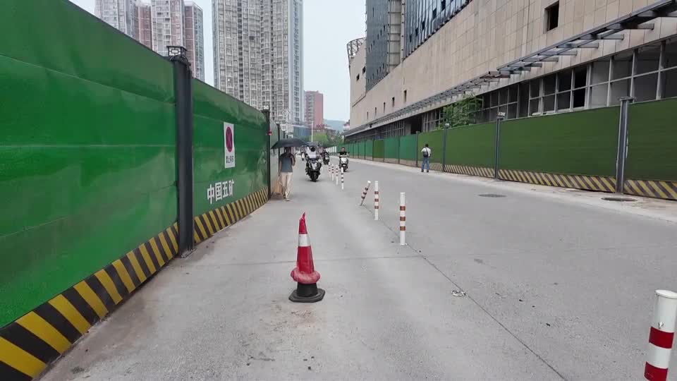 【新闻直通车】你打6363110 我来帮你跑腿 | 律师：施工方和市民须分担责任