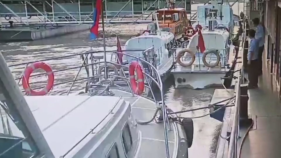 【新闻直通车】生死营救！急流锚链上的生命接力