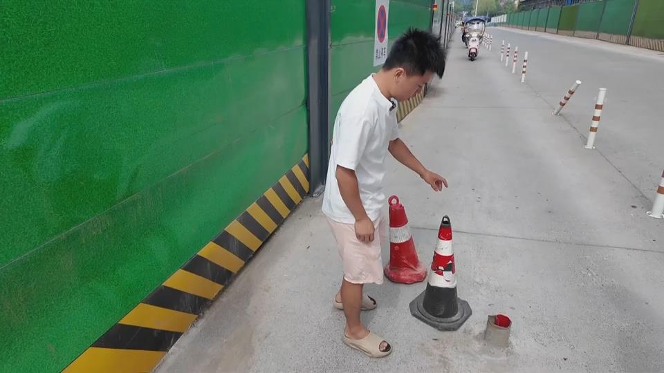 【新闻直通车】你打6363110 我来帮你跑腿 | 施工道路凸起钢管 市民骑行经过车辆受损