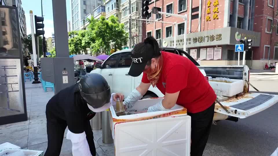 【新聞直通車】每天450份綠豆湯送給“城市美容師”