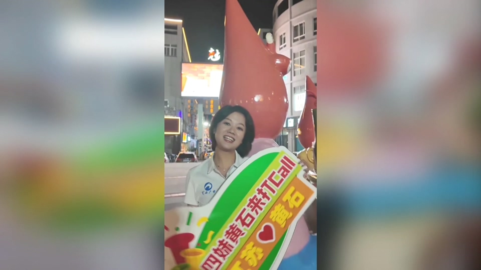 【新闻直通车】苏黄一家亲 | 黄石广电“苏超”应援团抵达淮安：互赠礼品 情意绵绵