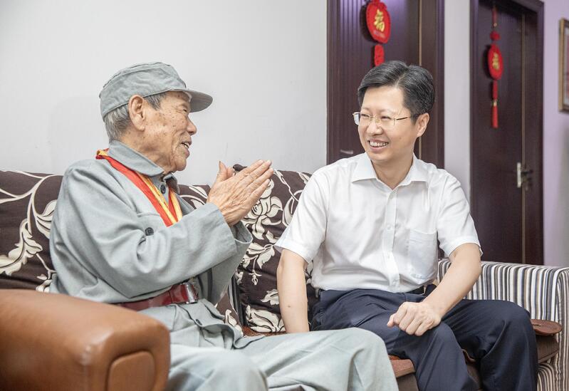 郄英才走访慰问抗战老战士老同志