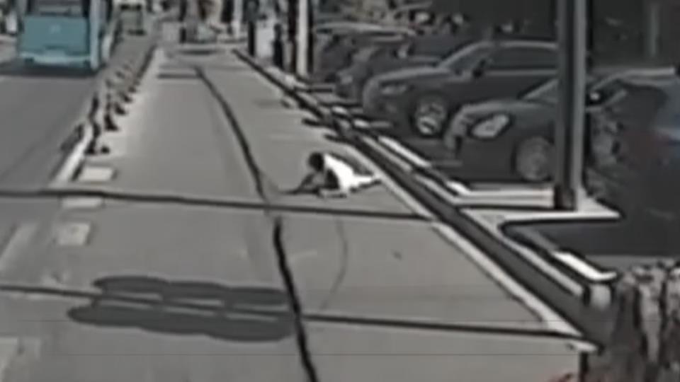 【新闻直通车】七旬老人路边跌倒 公交司机热心搀扶