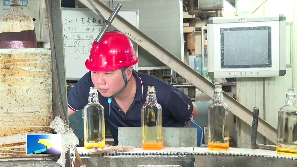 致敬每一滴汗水 | 玻璃制瓶工：与500℃高温玻璃共舞 在热浪中坚守“瓶”凡匠心