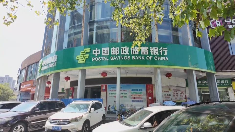 【新闻直通车】反诈宣传 | 六旬老人执意要取30万元定期 警银及时劝阻揭穿骗局