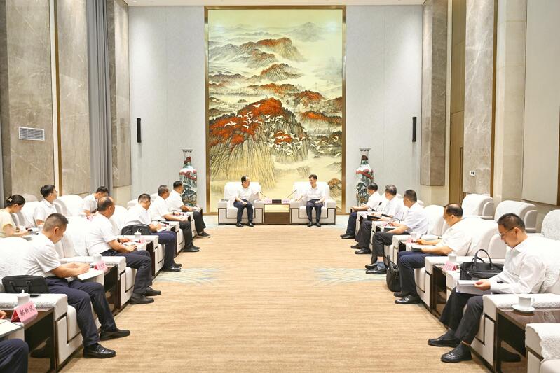 郄英才与新疆阿拉山口市王红政一行座谈