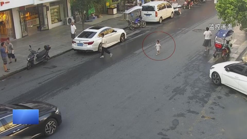 【新闻直通车】萌娃迷路 派出所玩两小时再回家