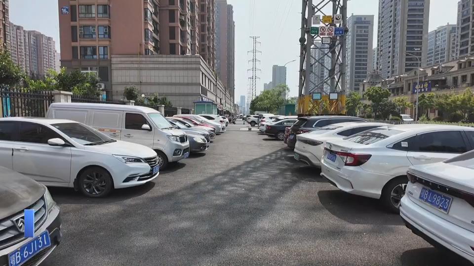 【新闻直通车】黄石港区：2条小巷停了5辆“僵尸车”