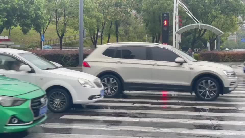 【新闻直通车】记者观察·交通路口③ | 下陆区桂林路路口：早高峰通行有序 非机动车管理待加强