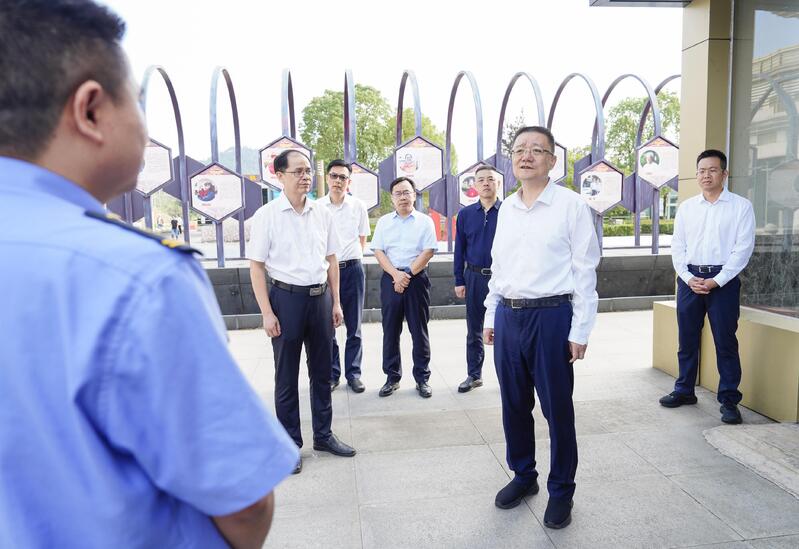 筑牢安全防线 守护节日平安