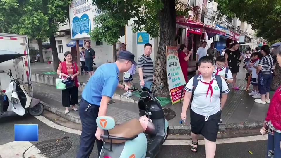 【新闻直通车】开学啦！| 城管“搭把手” 畅通开学路